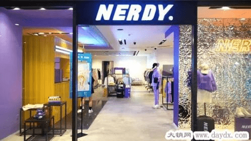 nerdy是什么牌子什么档次的？是韩国的一个中档时尚品牌（国内小众品牌）